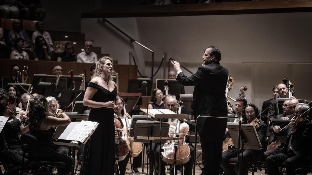 Jacquelyn Wagner dirigida por Martín Baeza al frente de la Orquesta de València.