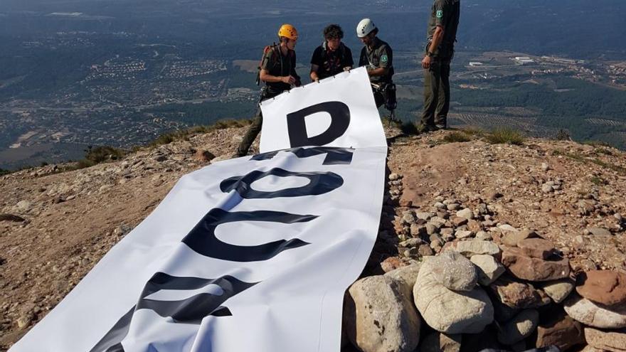 Moment en què es preparava el desplegament de la pancarta