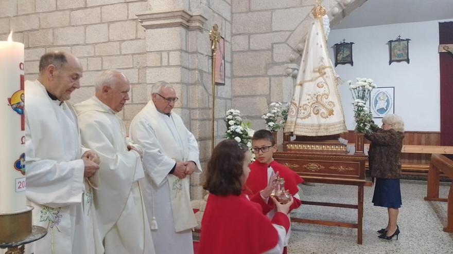 La imagen de la Virgen de El Puente procesiona hasta El Crucero