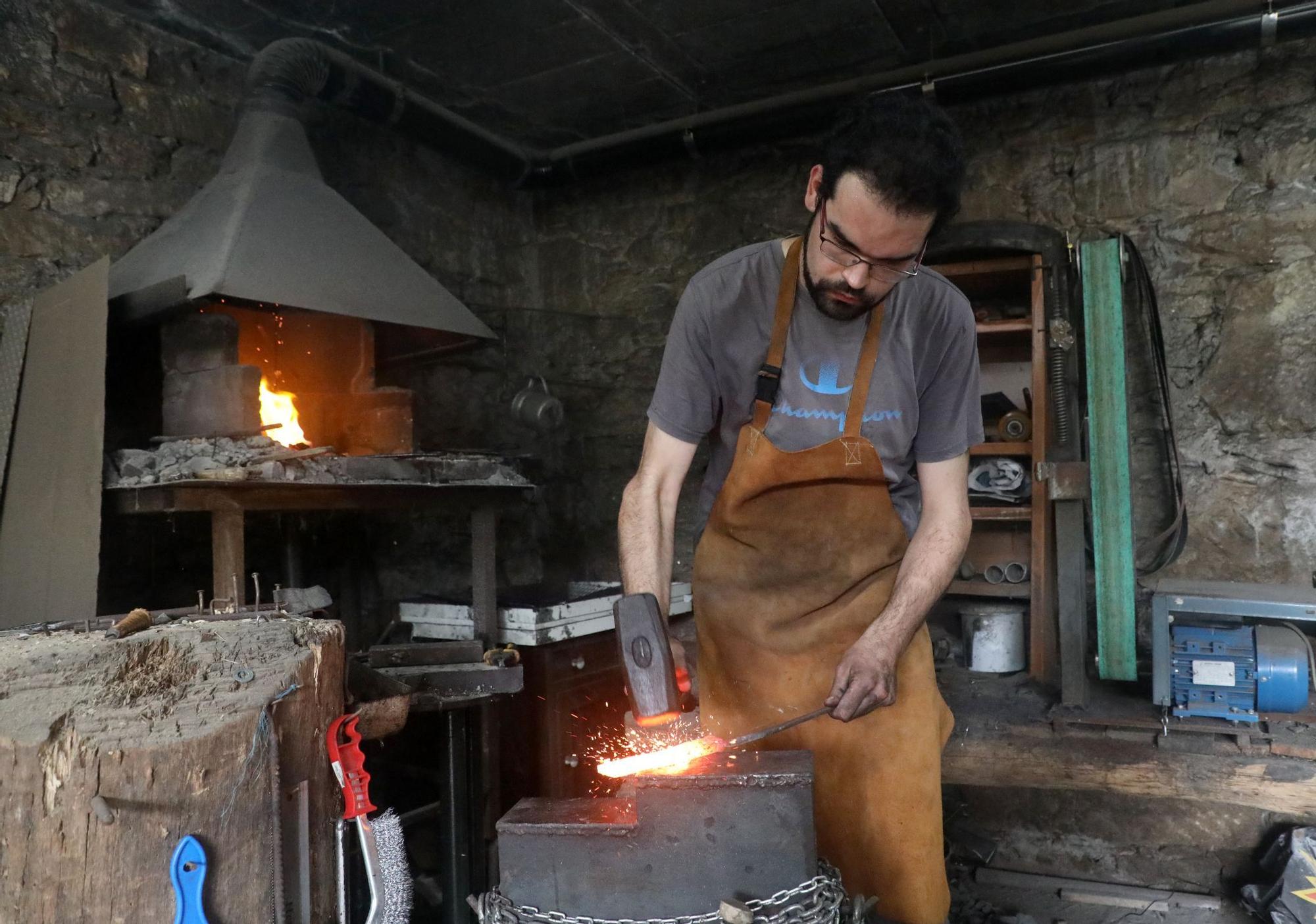 Álvaro en diferentes momentos del proceso de fabricación de sus cuchillos que duran toda la vida