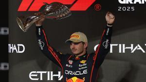 Max Verstappen en el podio del Gran Premio de Abu Dabi de Fórmula 1