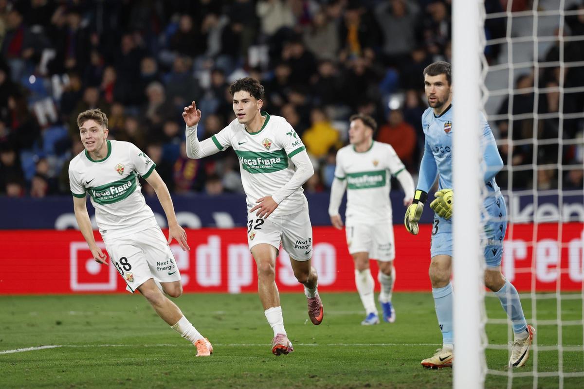 Álex Sánchez, a la izquierda, y Adam Boayar, a la derecha, tras hacer el 2-2 en el Ciutat.