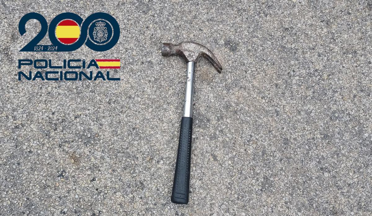 El martillo con el que presuntamente golpeó a la víctima.