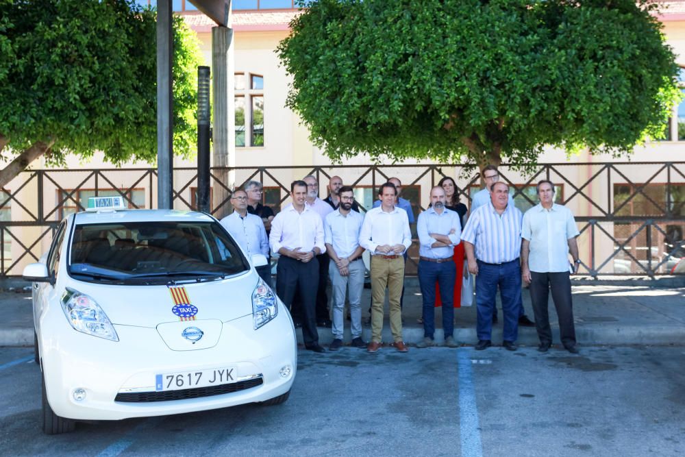 Presentan los primeros taxis eléctricos 100 %