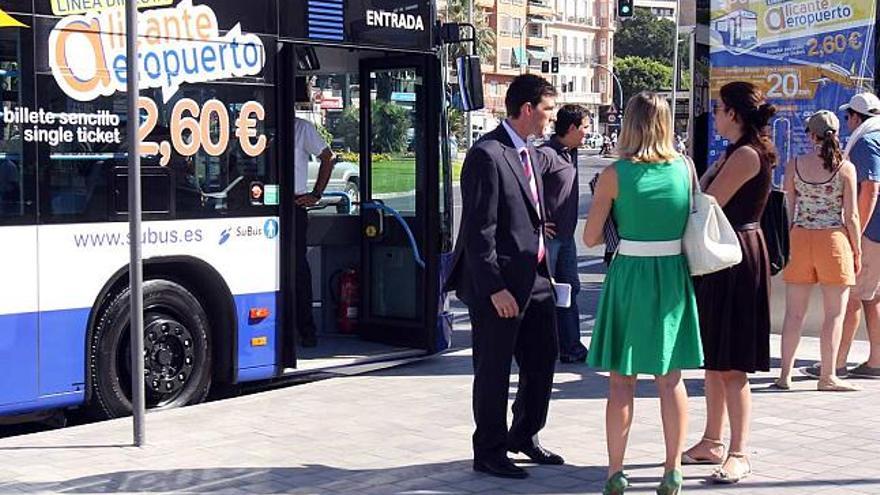 Usuarios de la nueva línea, ayer en la plaza de la Puerta del Mar durante la prueba de inauguración