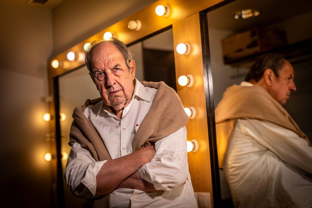 Josep Maria Pou en los camerinos del Teatre Romea. El 2 de octubre arrancan las funciones de 'Gegant', donde interpreta a Roald Dahl.
