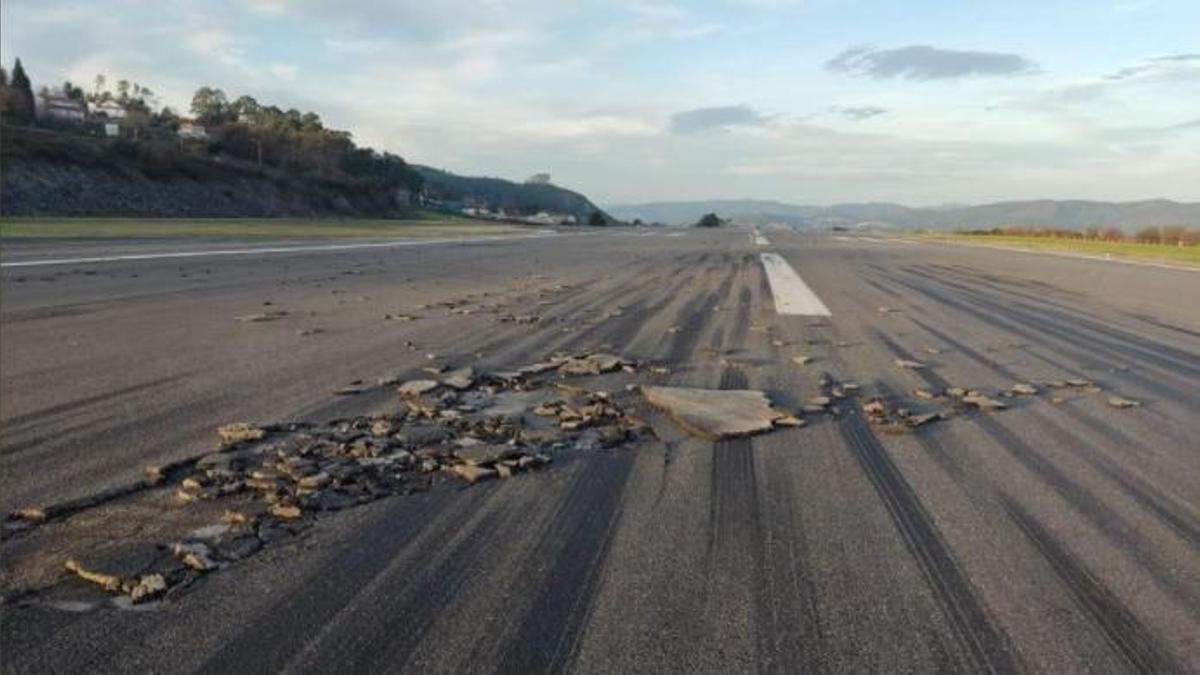 Resto del socavón en la pista que ha obligado a cerrar al tráfico aéreo el aeropuerto de Vigo.