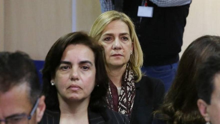 La Infanta y Urdangarin se sientan en el banquillo