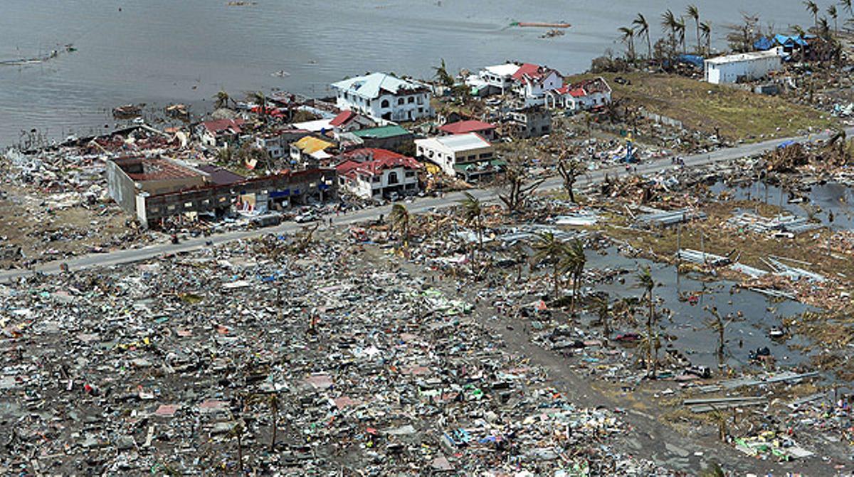 Los destrozos del tifón ’Haiyan’ en Tacloban vistos desde el aire