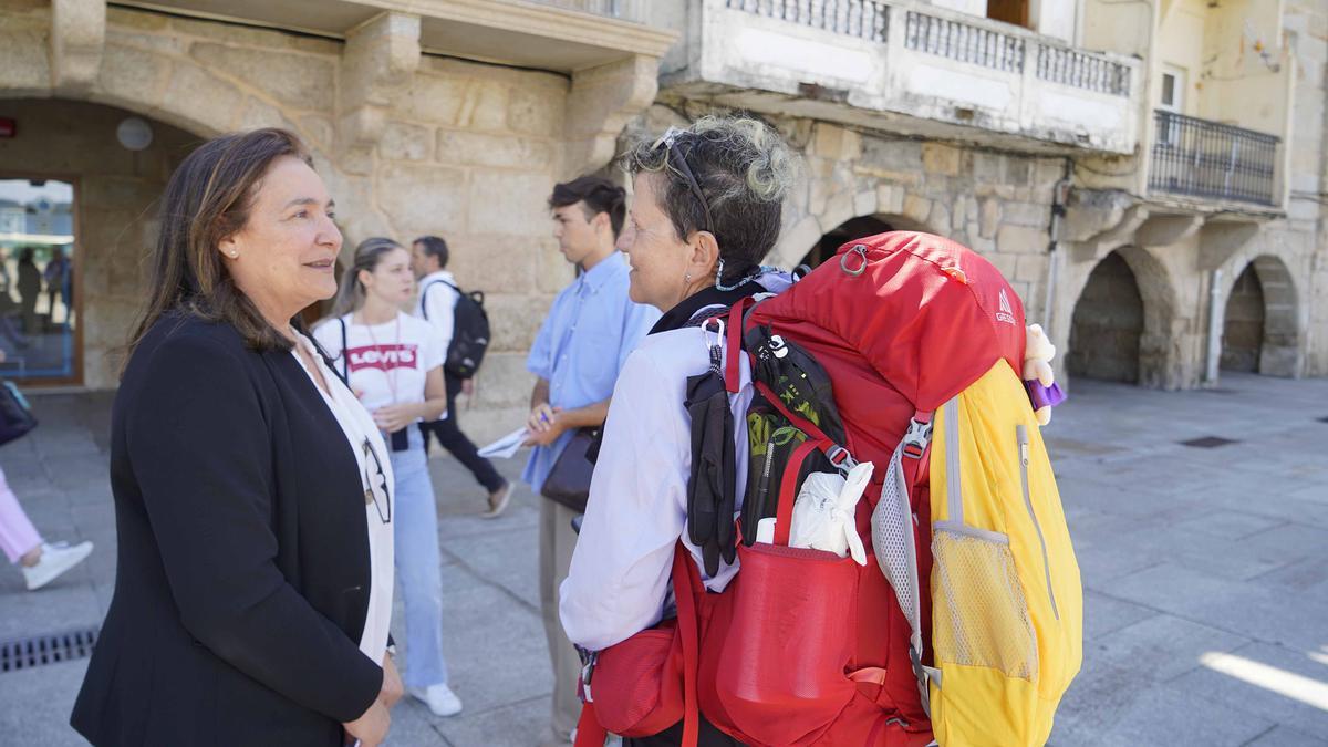 La delegada territorial de la Xunta, Ana Ortiz, con una peregrina ante el albergue de O Berbés.