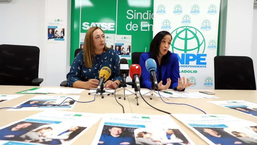 La secretaria regional de Satse, Mercedes Gago (izquierda) y la presidenta de Anpe, Pilar Gredilla , informan sobre la presencia de enfermeras en los centros educativos