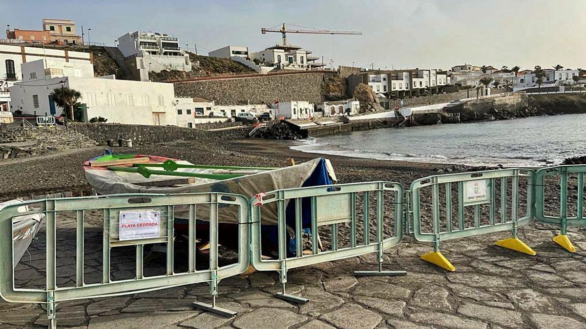 La playa del Porís de Abona, ayer, vallada por el vertido