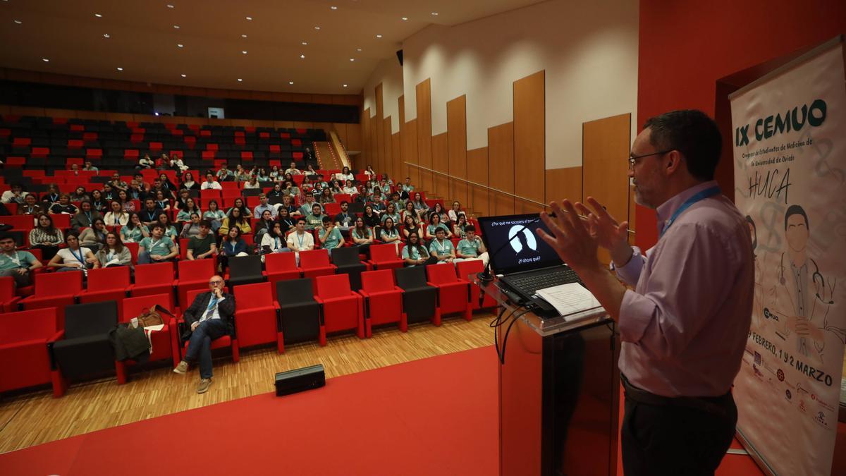El doctor Sergio Calleja habla a los futuros médicos de Asturias