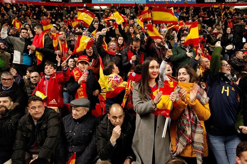 Aficionados en El Molinón durante el España-Israel