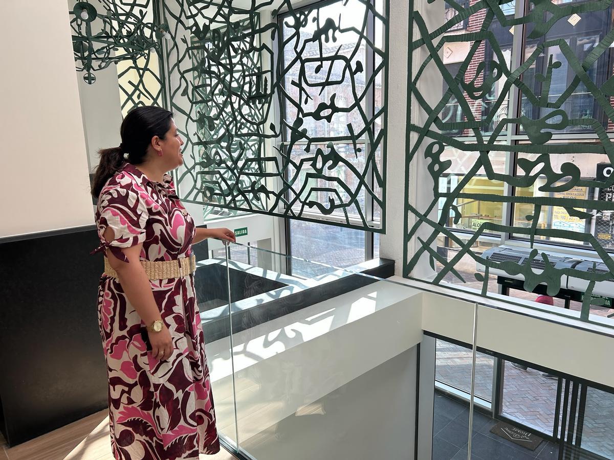 La alcaldesa observando la verja de los Hermanos Marrón.