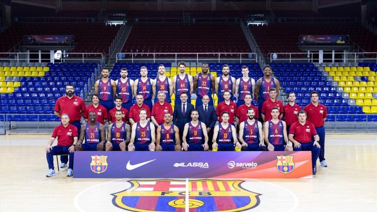 La plantilla del Barça realizó la foto oficial con el presidente azulgrana Josep Mª Bartomeu