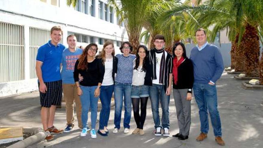 Thybo, Arne, María, Laurine, Ana, Sara, Aday, Carmen y Manuel, ayer, en el palmeral de los Nobel del centro. | santi blanco