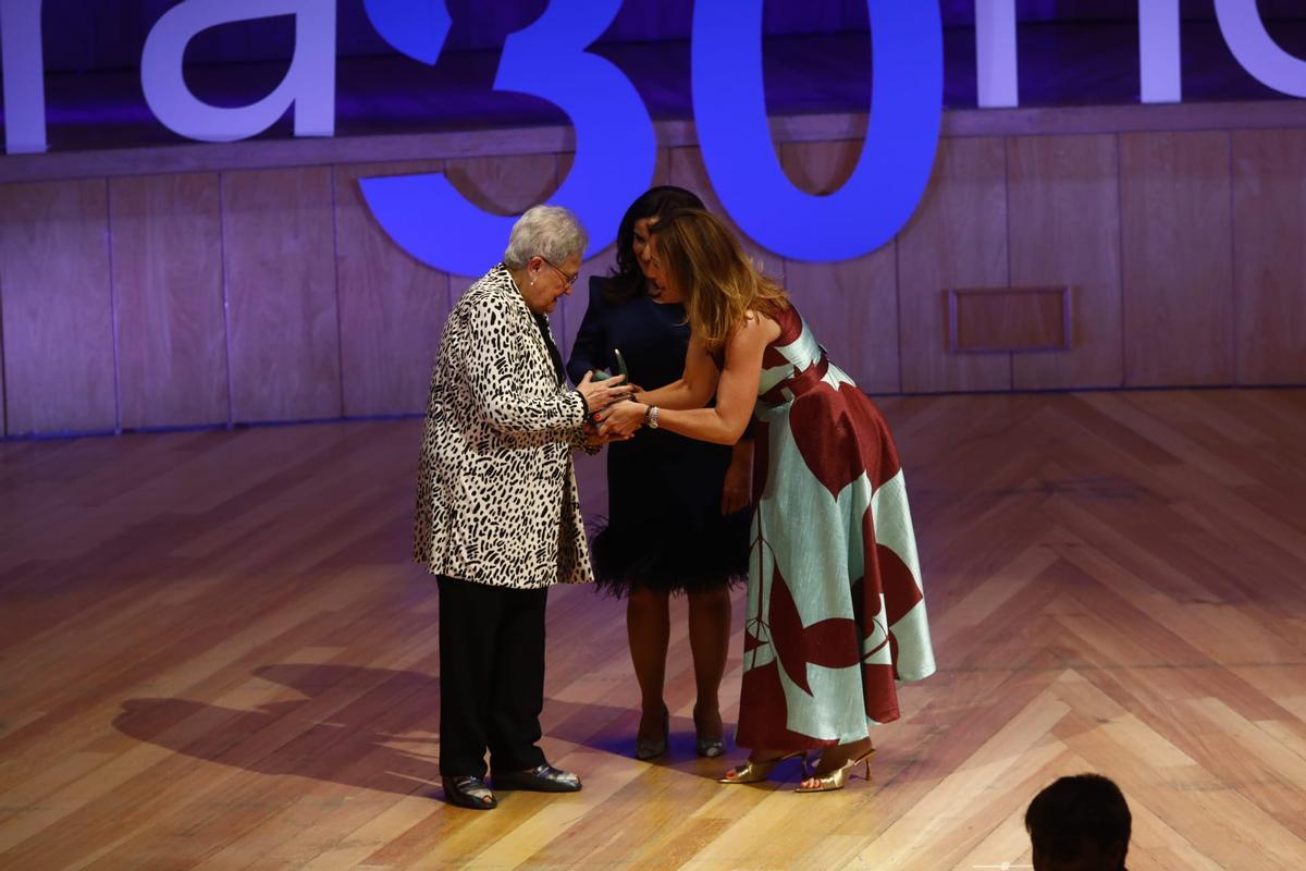 Natalia Chueca entrega el premio Valores Humanos a Consuelo Ciria y Mónica Iglesias de la Fundación Aspace Zaragoza