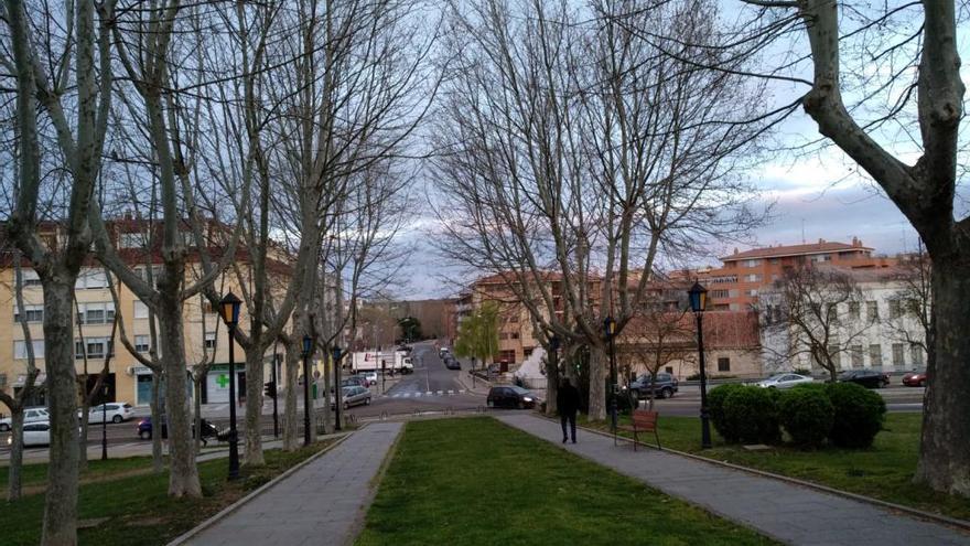 Un hombre camina por la bajada de San Martín.