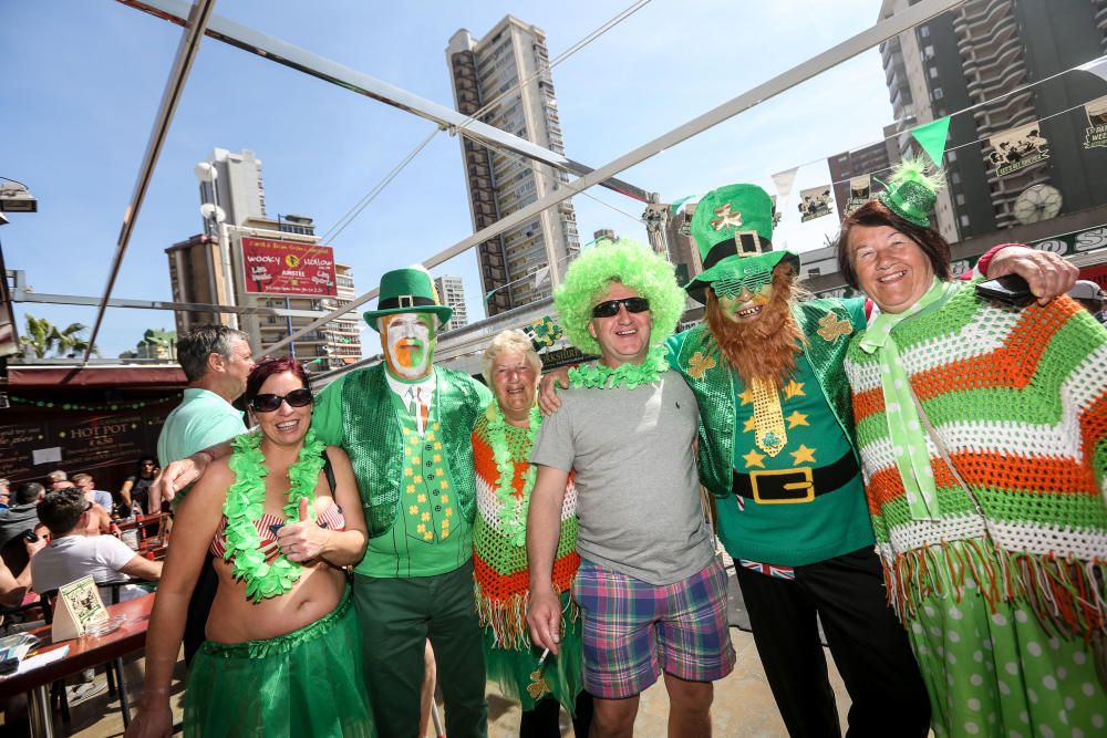 Cientos de turistas y vecinos celebran la fiesta nacional irlandesa y tiñen las calles de verde