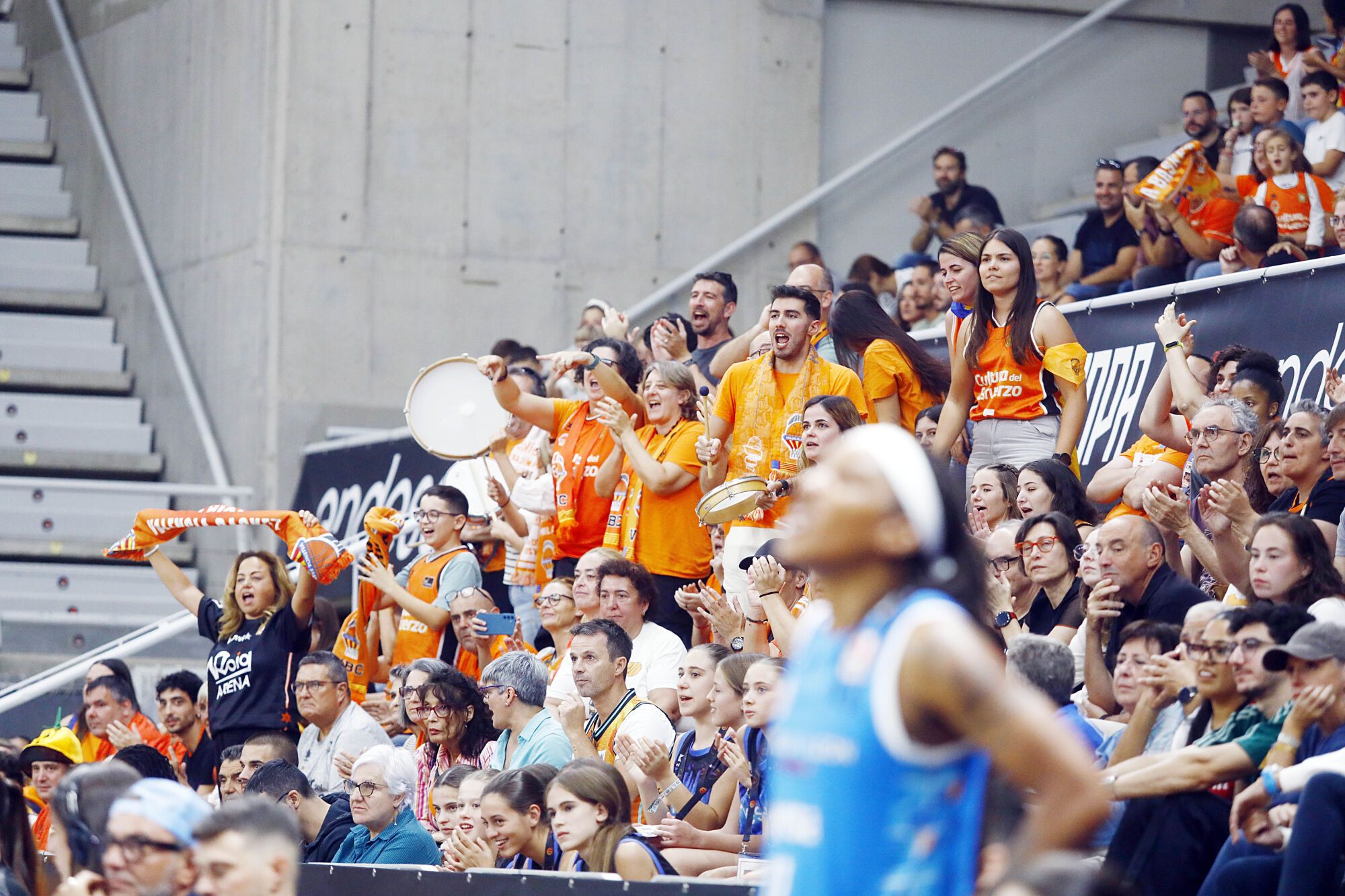 En imágenes | Gran ambiente en las gradas del Palacio de los Deportes de Huesca en las semifinales de la Supercopa femenina de baloncesto