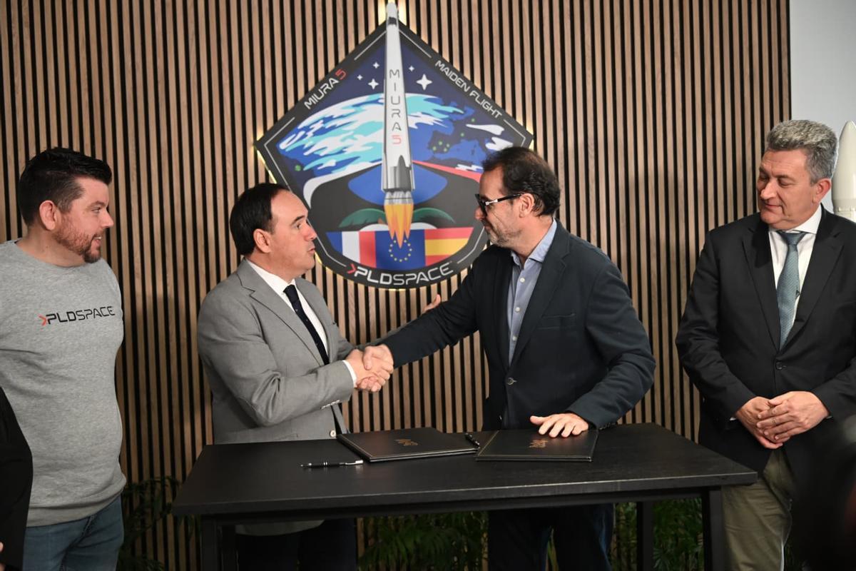 Pérez Llorca y Ezequiel Sánchez se dan la mano tras la firma del acuerdo de intenciones.