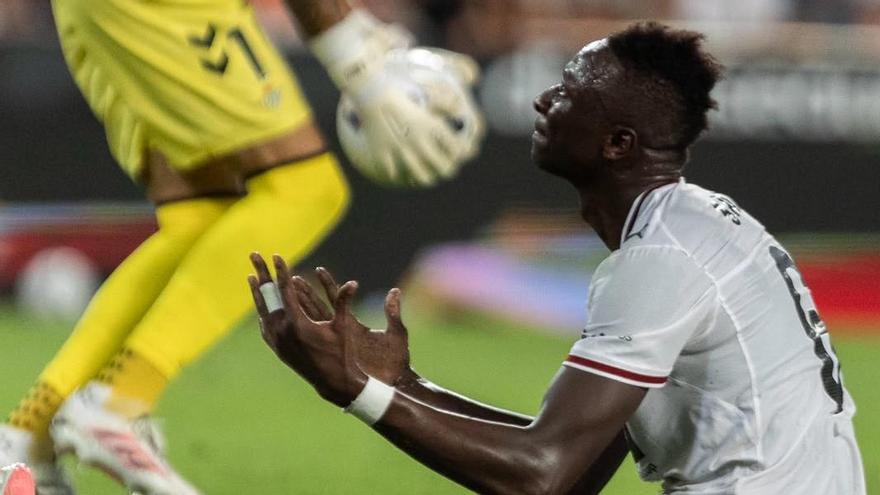 Umar Sadiq también cae lesionado