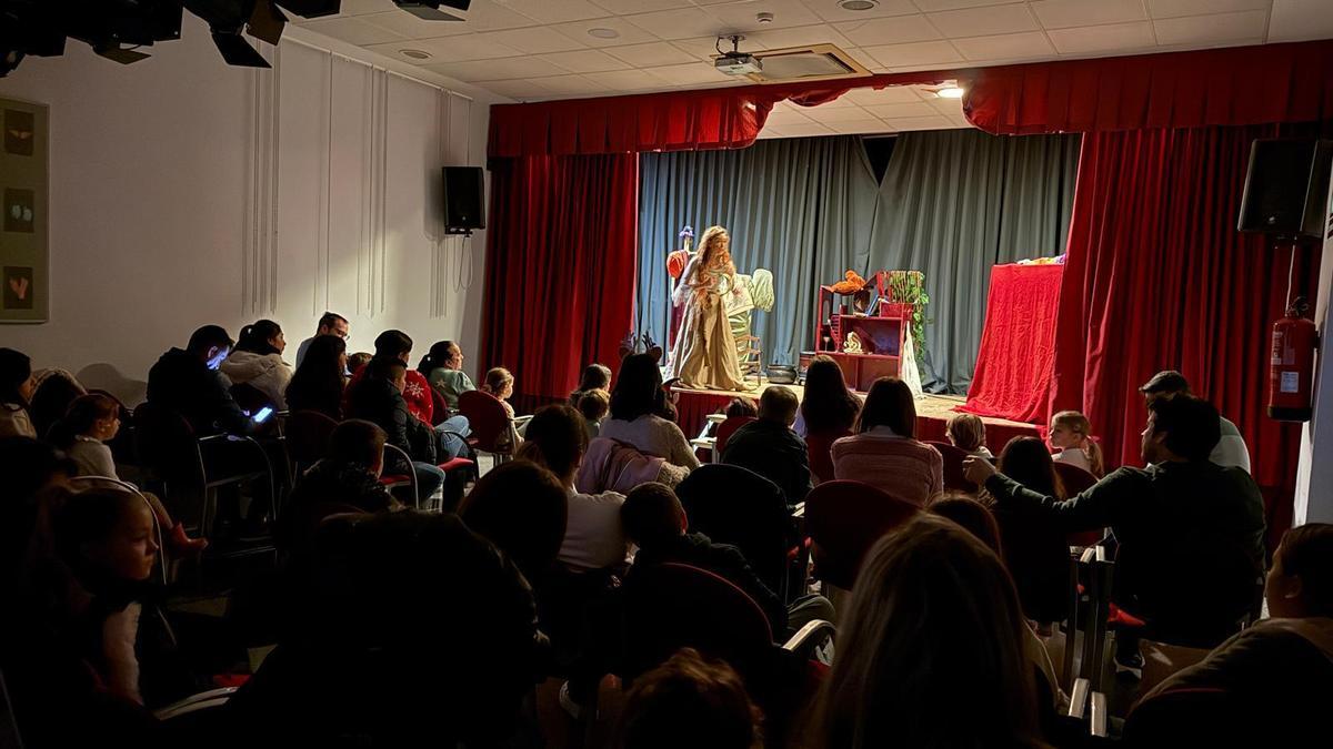 Celebración de cuentacuentos navideños en la Agencia de Lectura Terramelar en Paterna.
