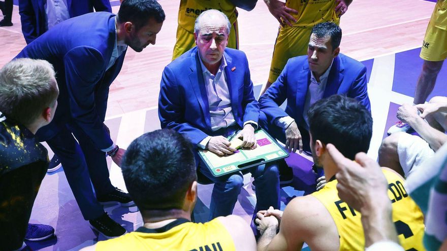 Txus Vidorreta se dirige a sus jugadores durante un tiempo muerto en el partido de ayer.