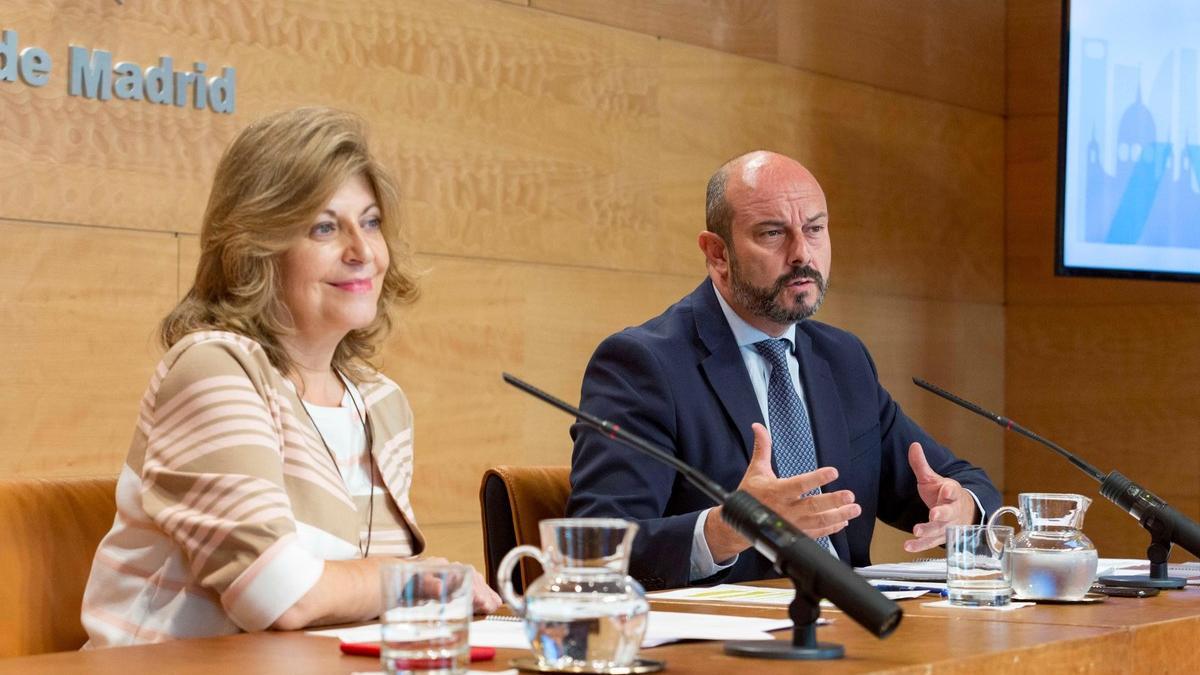 Pedro Manuel Rollán Ojeda (d) y la consejera de Economía, Engracia Hidalgo en rueda de prensa.