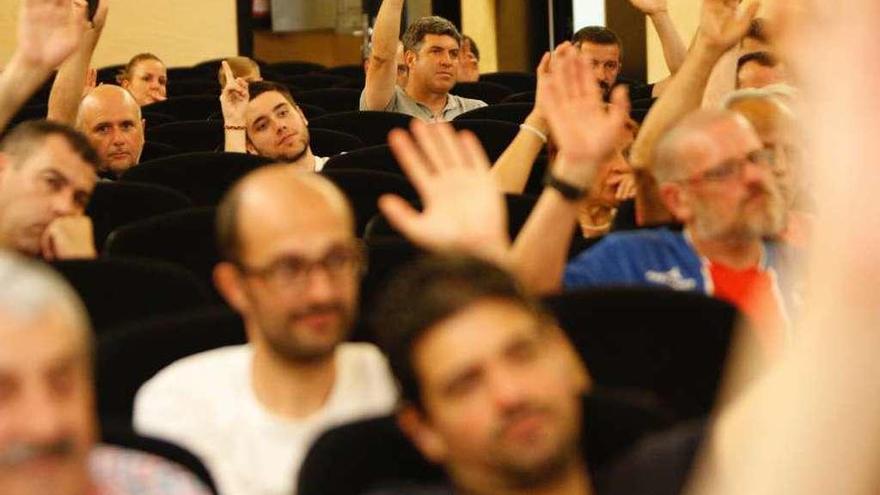 Ramón Dacosta levanta la mano durante una de las votaciones, ayer en la asamblea. // Brais Lorenzo