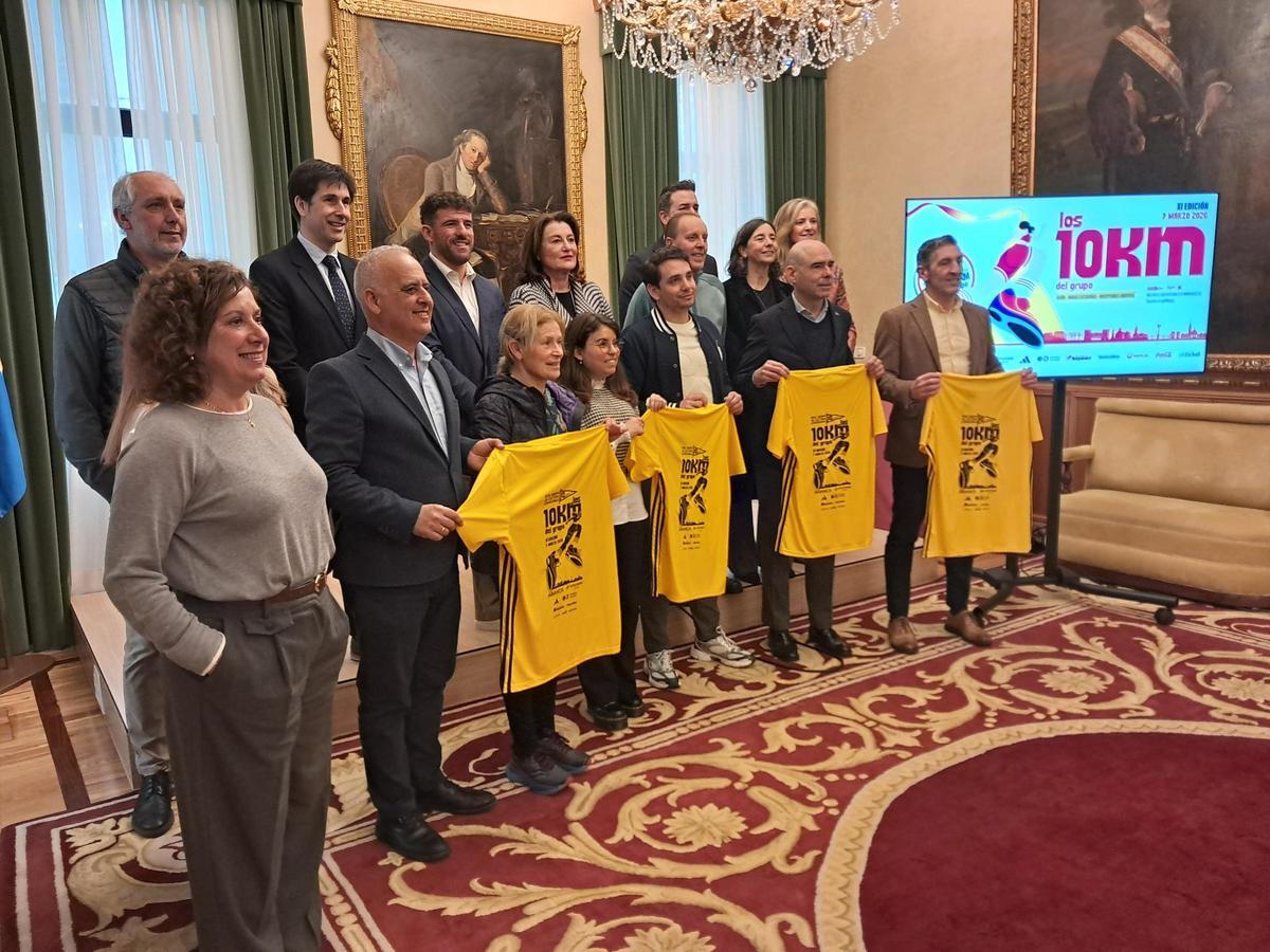 Organizadores, patrocinadores y autoridades, en la presentación de los 10 kilómetros del Grupo.