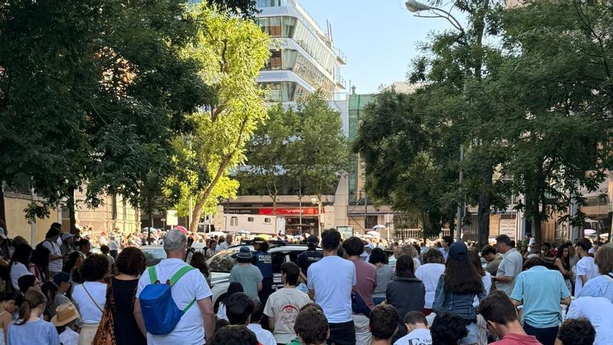 "Daos fraternalmente la paz": el gesto de los fieles a la po