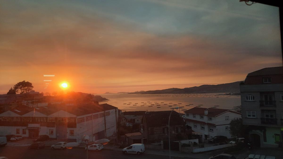 Vista de la ría de Vigo con el humo del incendio