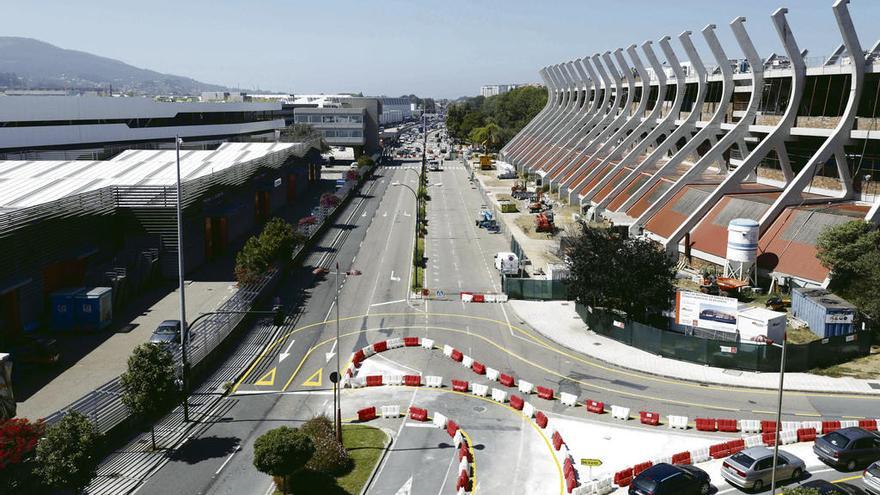 La Avenida de Citroën, sin vehículos y con la señalización de los desvíos por las obras de Río. // C. Graña