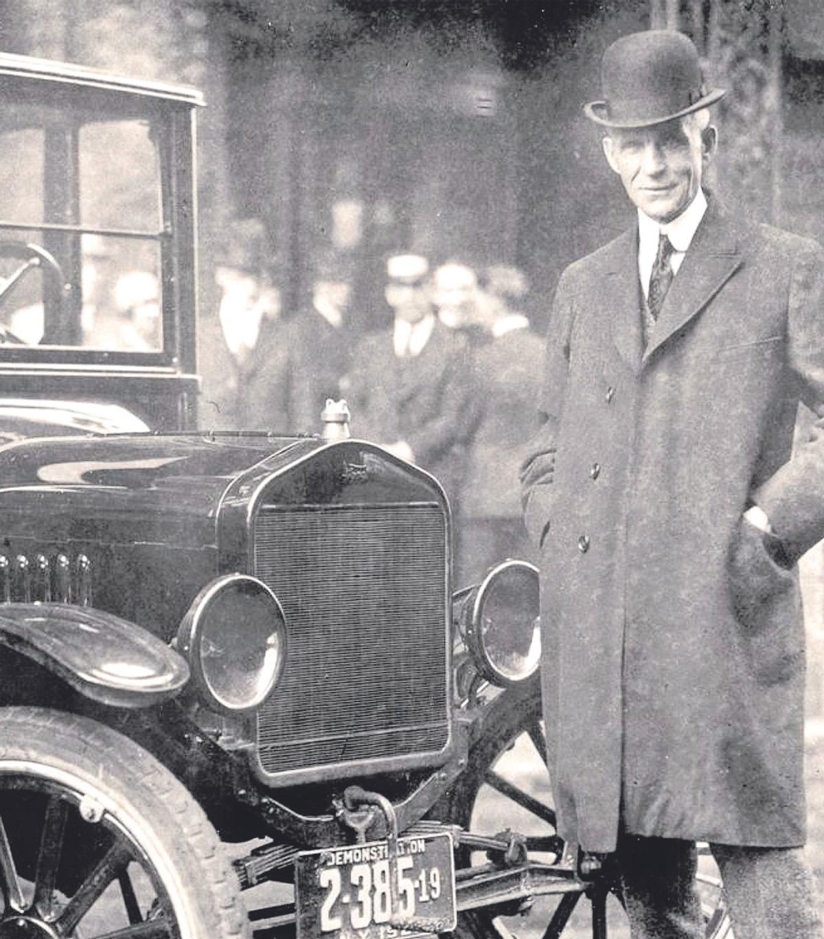 Henry Ford, junto a uno de sus automóviles, a principios del siglo XX.