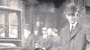 Henry Ford, junto a uno de sus automóviles, a principios del siglo XX.