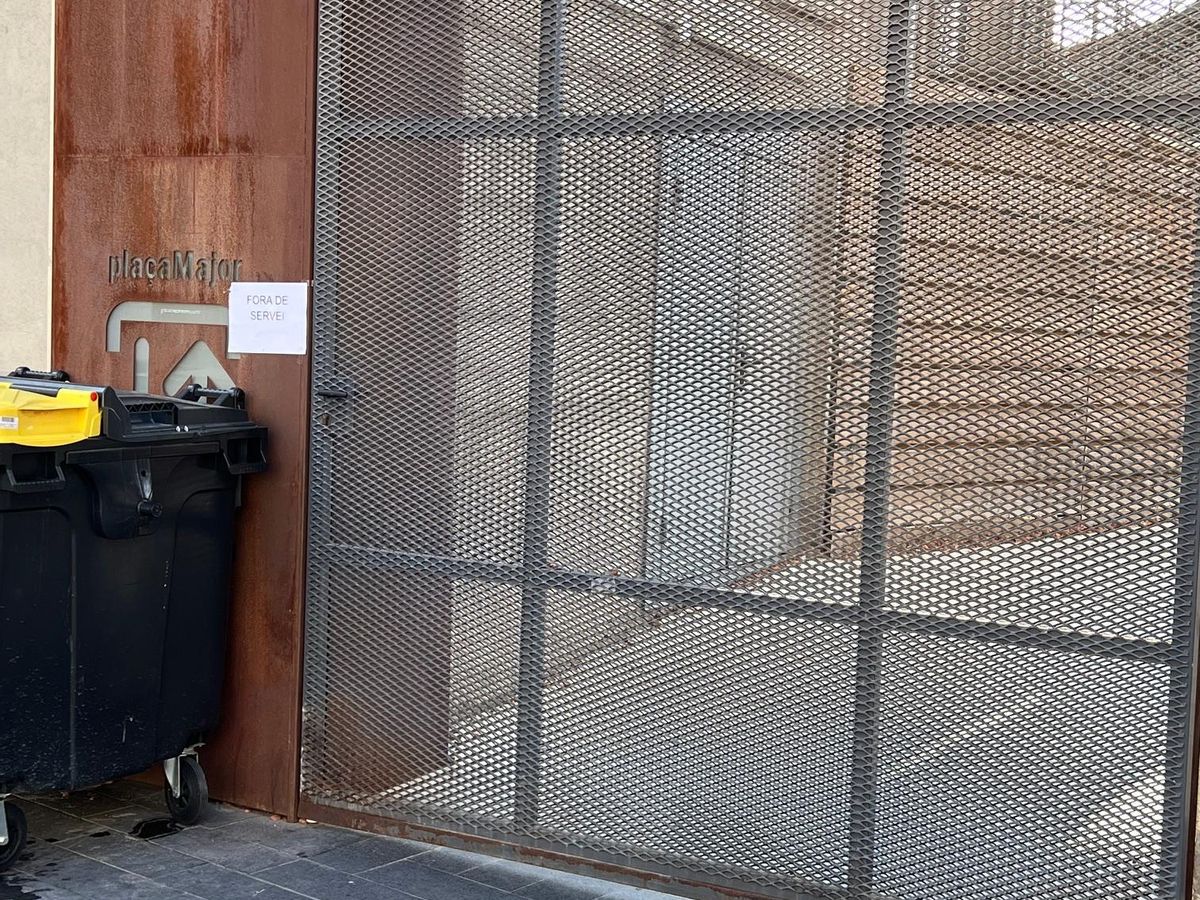 El cartell de 'Fora de servei' per la banda de la plaça Major