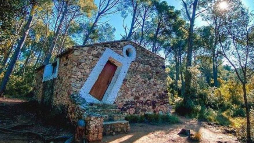 Una cabana amb una porta inclinada, inspirada en una aquarel·la de Salvador Dalí