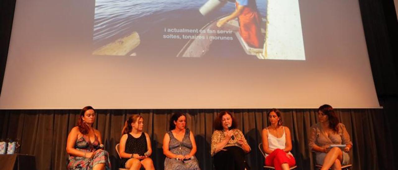 Intervención de Mae de la Concha en la mesa redonda sobre el papel de la mujer en la pesca que se llevó a cabo en el Teatro España.  |   J.A. RIERA