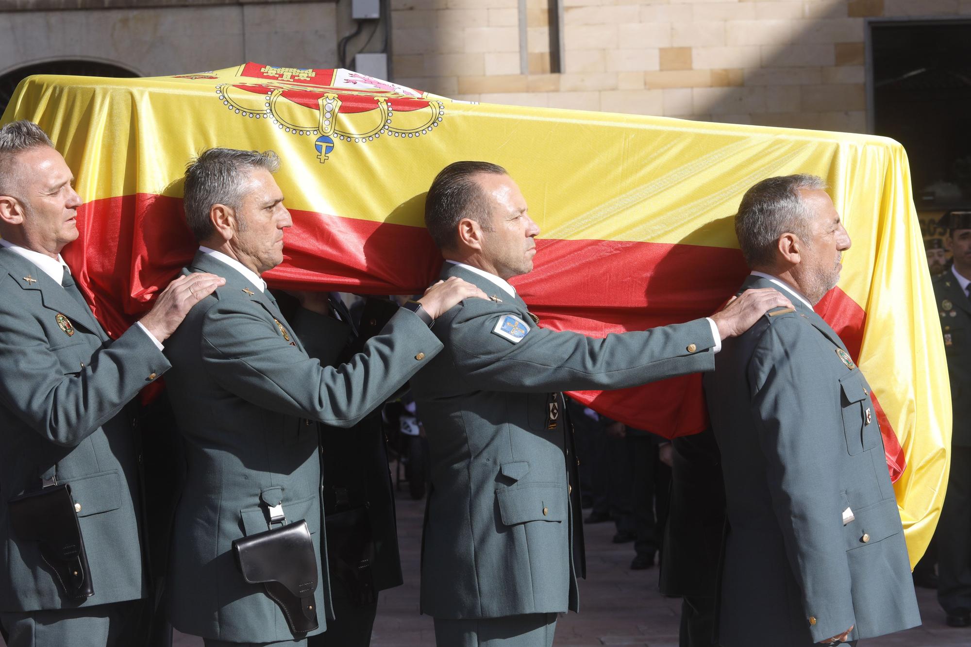 En imágenes: funeral en la catedral de Oviedo del guardia civil que evitó una masacre ciclista en Pravia