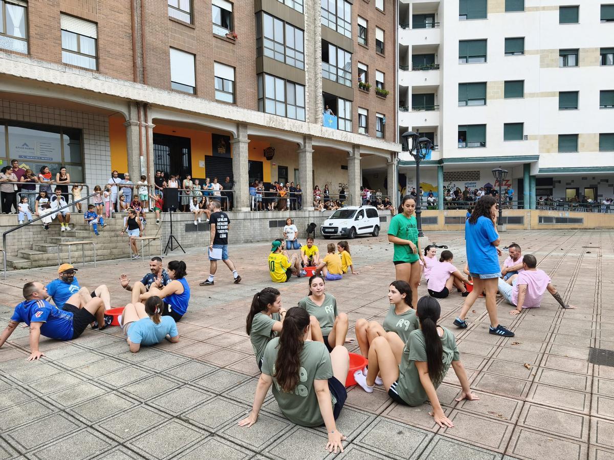 El Grand Prix de Lugo de Llanera, sana piquilla entre las seis peñas participantes: "Venimos a pasarlo bien"