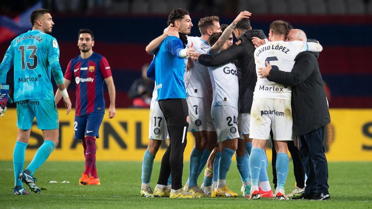 Los jugadores del Girona se abrazan al final del encuentro.