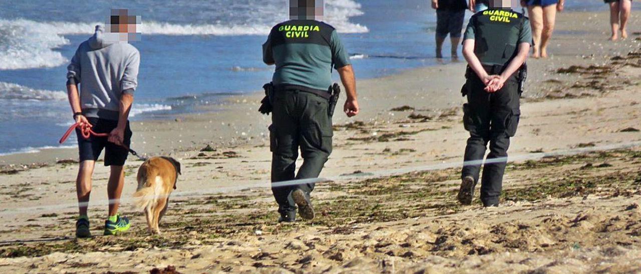 La Guardia Civil sancionó a un usuario por acudir con su perro de forma reiterada.