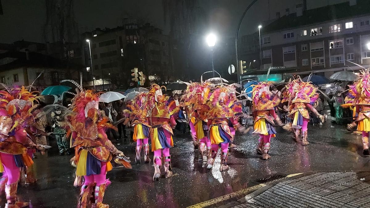 Plumaje multicolor y ritmos frenéticos, el plan de "Os Brasileiros do Xixón" para cautivar a los gijoneses... y al jurado. Hoy, pese a que el objetivo principal es disfrutar, también hay premios en juego.