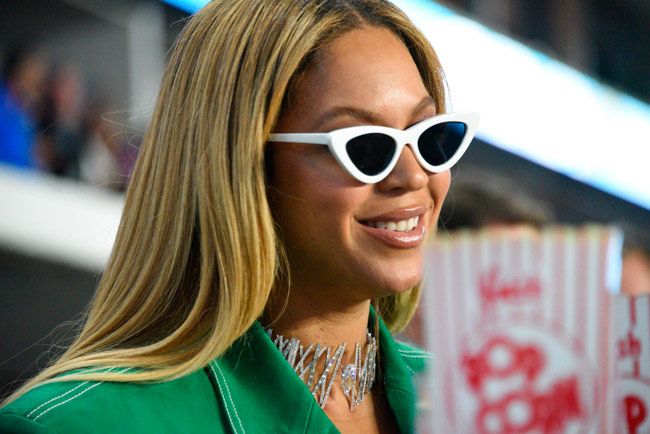 Beyoncé en la final de la Super Bowl 2020 con traje de Balmain