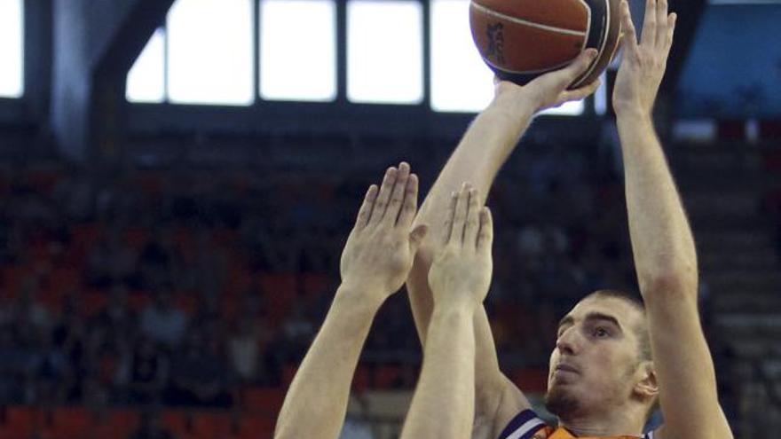 De Colo en un lance del partido