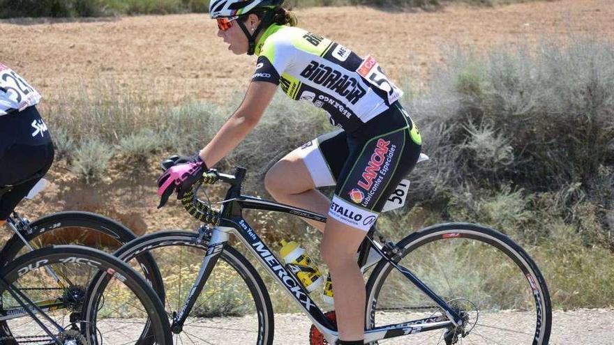 Sara Yusto, en pleno esfuerzo en la carrera condicionada por un fortísimo calor.