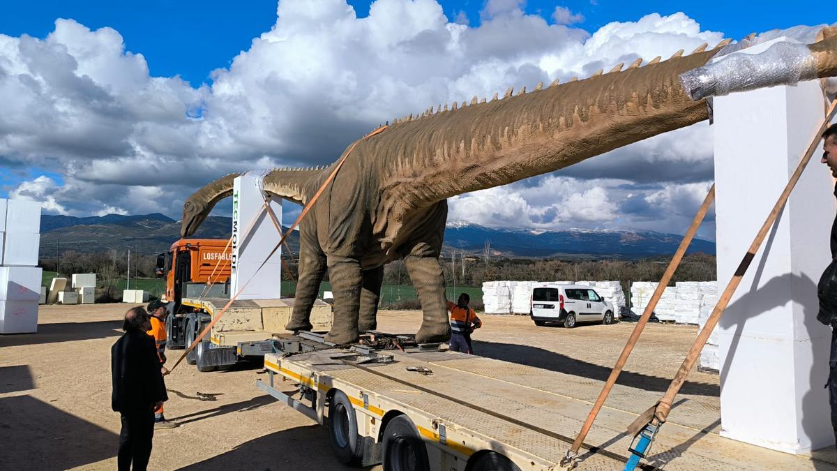 Así está siendo el espectacular traslado de un dinosaurio de 18 metros desde Huesca.