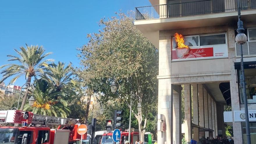 VÍDEO | Alarma por un incendio en un establecimiento del Paseo Mallorca, en Palma